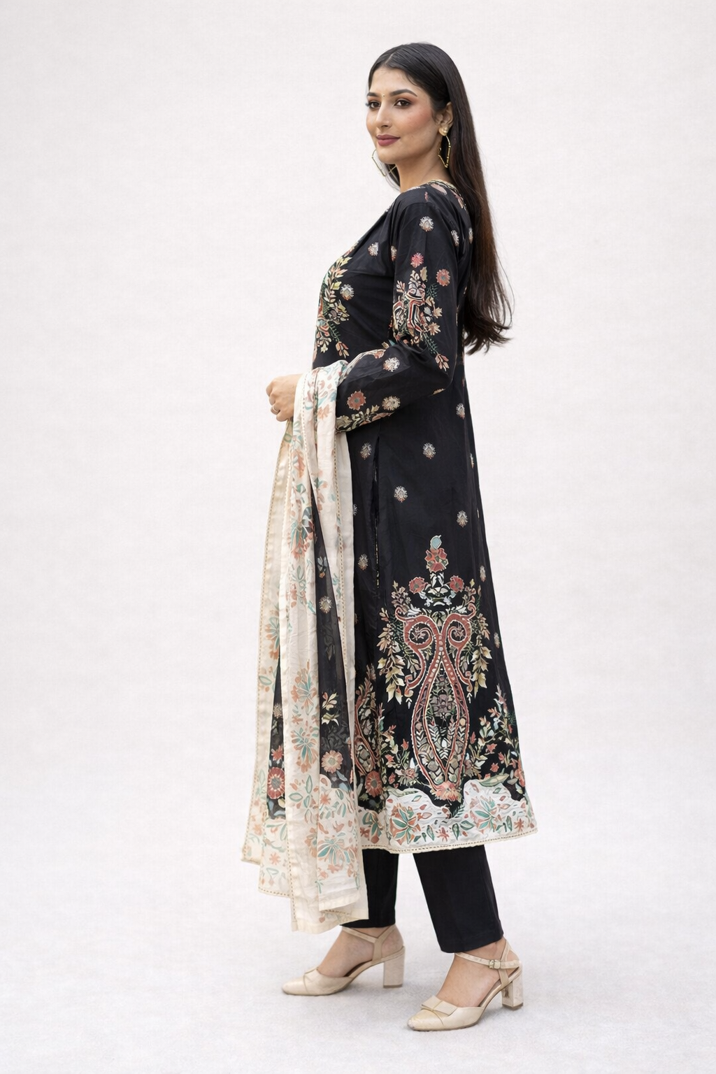 Noir Ivory Royale – Luxury Printed Lawn 3PC Ensemble
